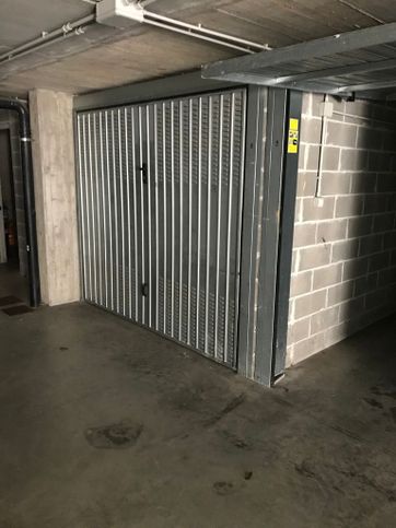 Box/posto auto in residenziale in Via Fratelli Bronzetti 7