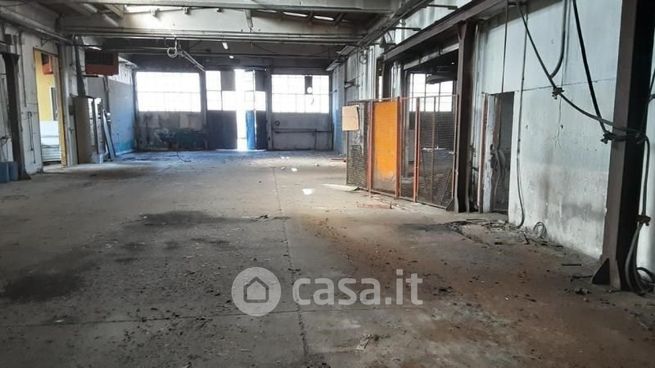 Capannone in commerciale in 