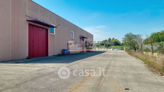 Capannone in commerciale in Via Vallelata