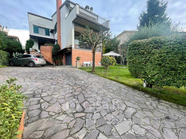 Casa indipendente in residenziale in Via Sanminiatese