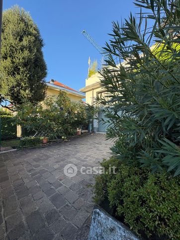 Capannone in commerciale in Via della Pace 82