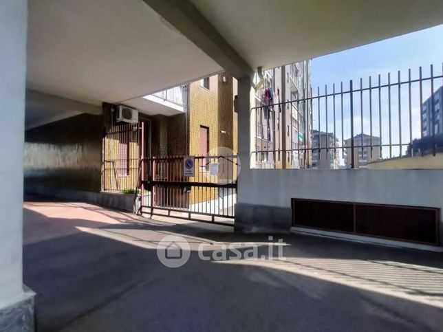 Box/posto auto in residenziale in Via Francia 9
