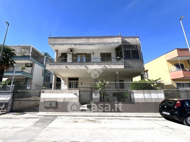 Casa bi/trifamiliare in residenziale in Via Monti del Matese 36