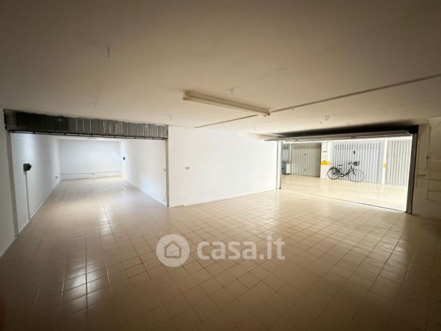 Box/posto auto in residenziale in Via Tevere 3