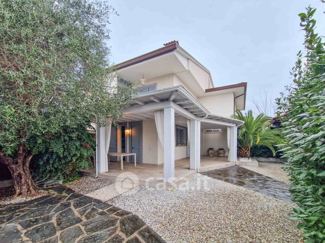 Casa bi/trifamiliare in residenziale in Via Piave 56 A