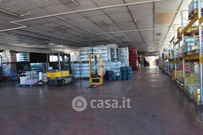 Capannone in commerciale in Via G. Rossa 7