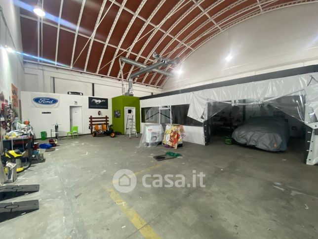 Capannone in commerciale in Via Pisciarelli 20