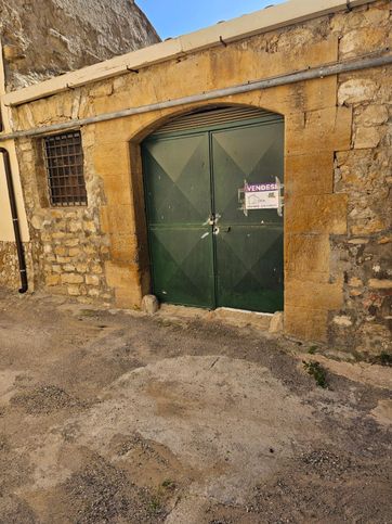 Garage/posto auto in residenziale in Vicolo Scarlata 3