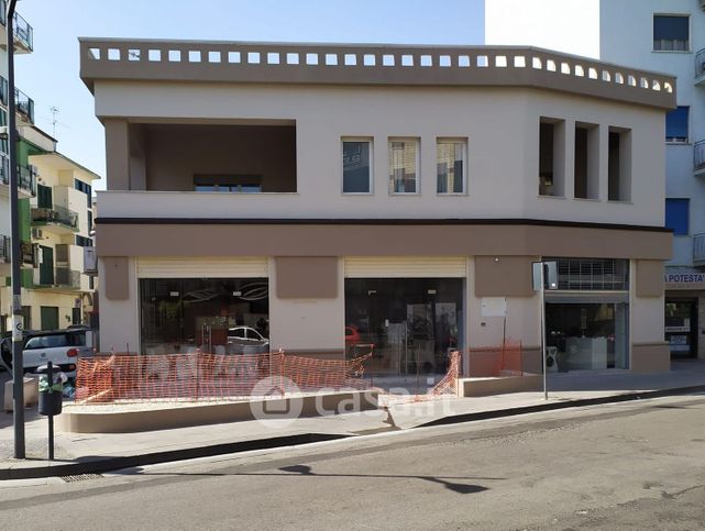 Attivitã /licenza (con o senza mura) in commerciale in Via Martiri d'Ungheria 40