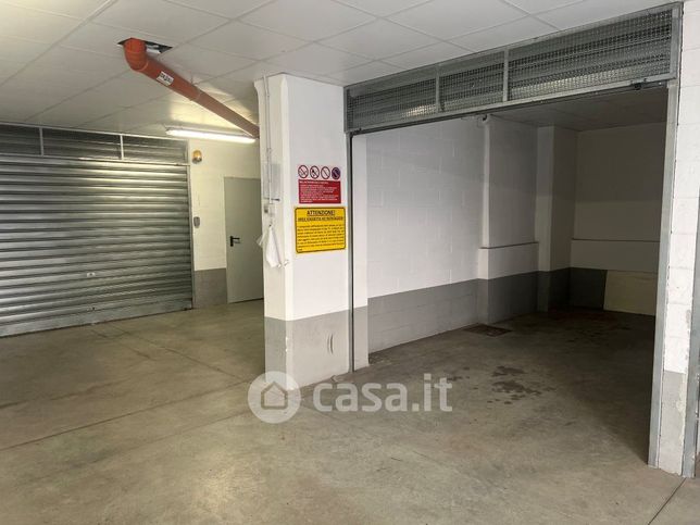 Box/posto auto in residenziale in Via Filippo Casoni 17 R