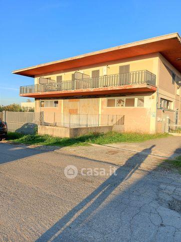 Capannone in commerciale in Via Santa Maria Le Quinte