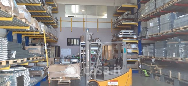 Capannone in commerciale in Via Circumvallazione Esterna
