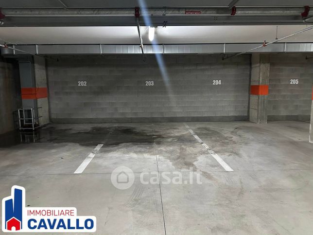 Box/posto auto in residenziale in Via Zaccherini Alvisi
