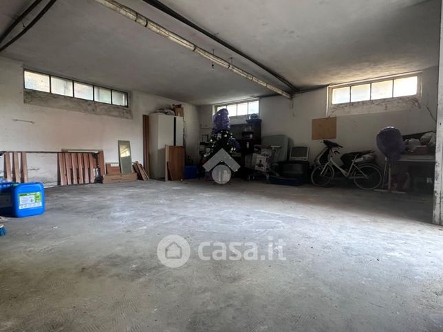 Box/posto auto in residenziale in Via P. Anelli 1