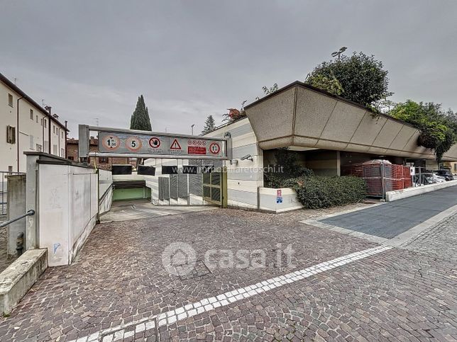 Garage/posto auto in residenziale in Viale Giambattista Zappi