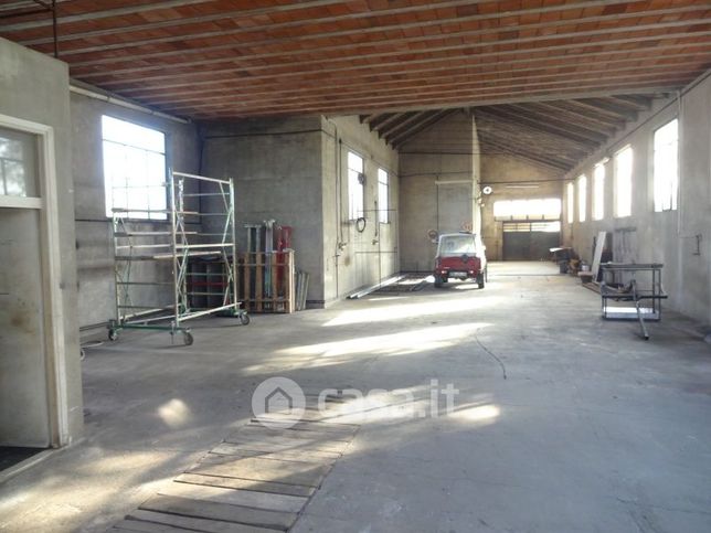 Capannone in commerciale in Via Vincenzo Bellini