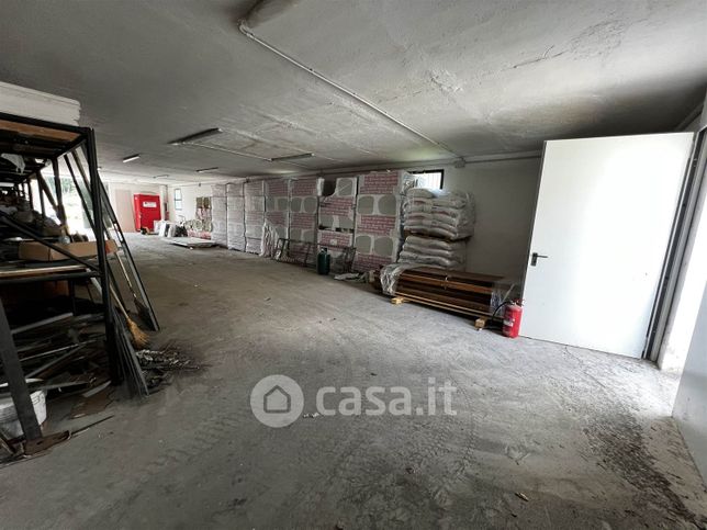 Capannone in commerciale in