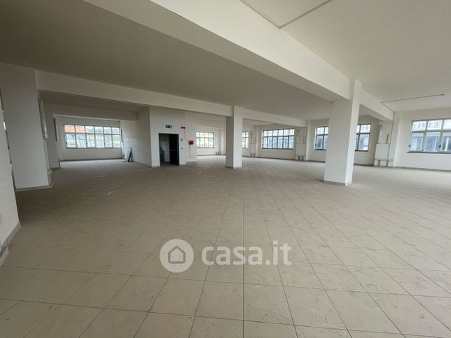 Capannone in commerciale in 