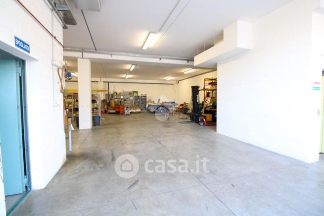 Capannone in commerciale in 