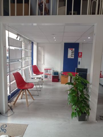 Ufficio in commerciale in Via Alfredo Catalani 44 r