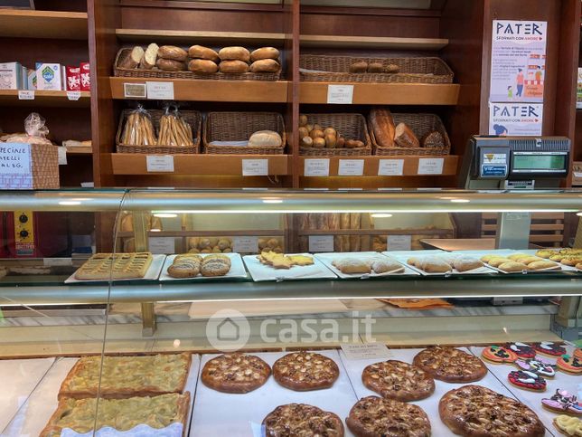 Attività/licenza (con o senza mura) in commerciale in Viale Regina Margherita 67