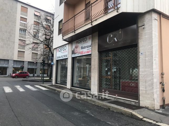 Negozio/locale commerciale in commerciale in Via Cesare Correnti 16