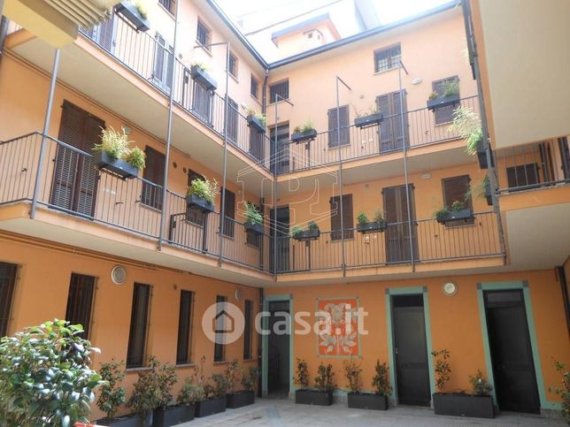 Negozio/locale commerciale in commerciale in Via Cicco Simonetta 15