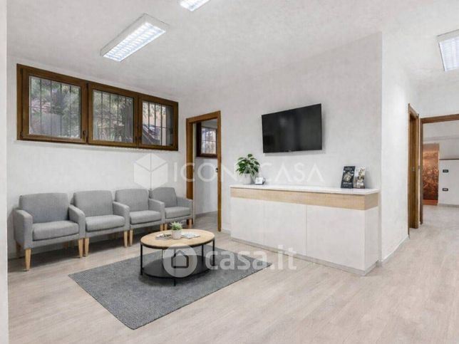 Ufficio in commerciale in Via Luigi Pasteur 24