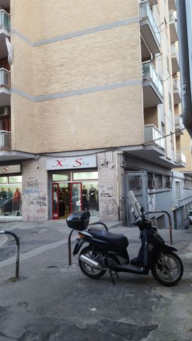 Box/posto auto in residenziale in Via Giulio Petroni 4