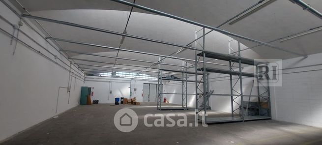 Capannone in commerciale in