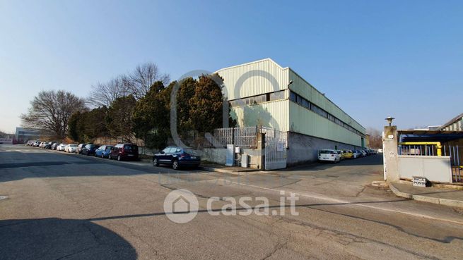 Capannone in commerciale in Via Arrigo Olivetti 5
