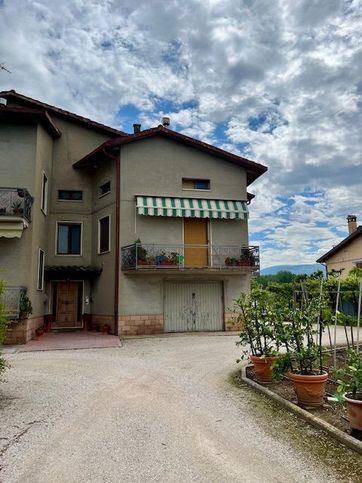 Casa bi/trifamiliare in residenziale in Via Eugubina