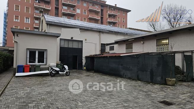Capannone in commerciale in Via Andrea Palladio 13