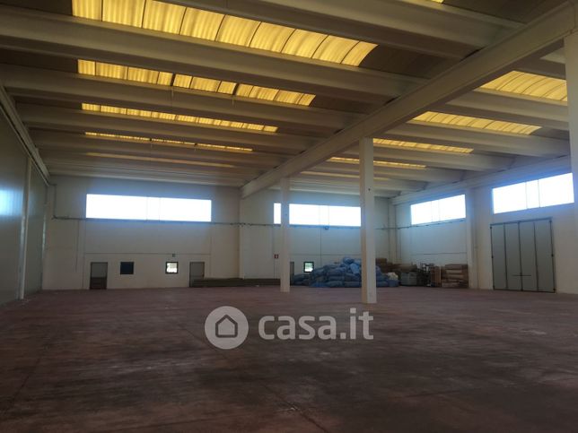 Capannone in commerciale in INDUSTRIA