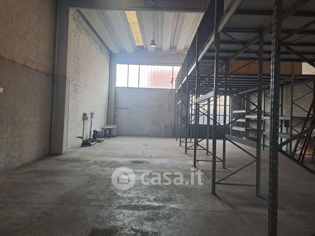 Capannone in commerciale in Via Gran Sasso