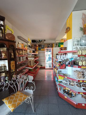 Attivitã /licenza (con o senza mura) in commerciale in Via LUNGO SCIUSA 9