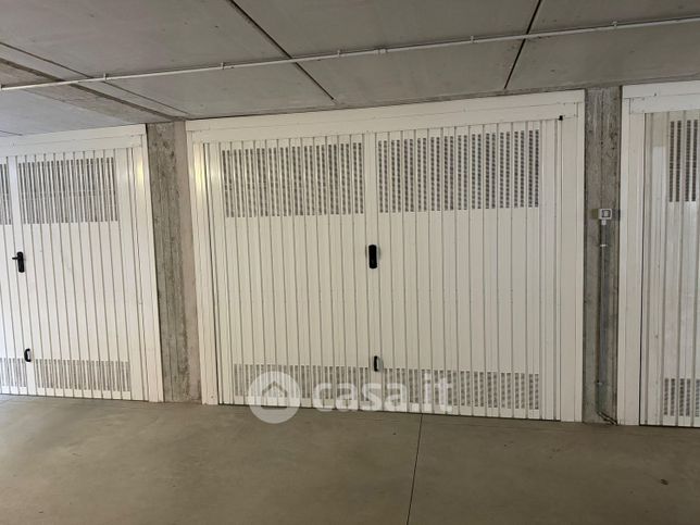 Garage/posto auto in residenziale in Viale Campania 54