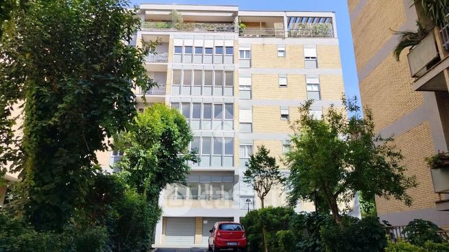 Box/posto auto in residenziale in Via dei Giornalisti 18