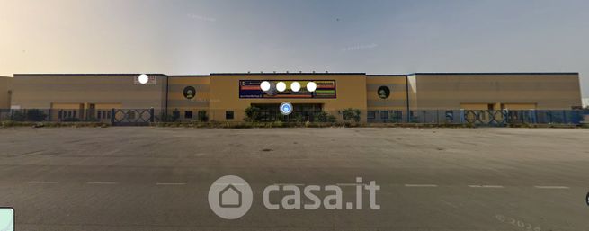 Capannone in commerciale in zona industriale