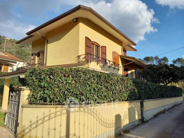 Casa indipendente in residenziale in 