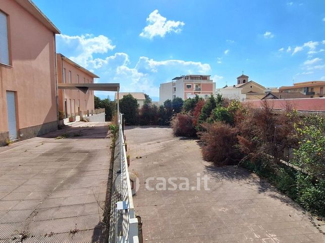 Attivitã /licenza (con o senza mura) in commerciale in Strada Statale 114 Orientale Sicula 183