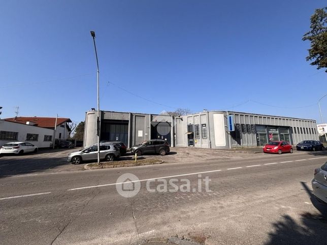 Capannone in commerciale in Viale Lombardia 92