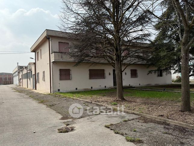 Capannone in commerciale in 