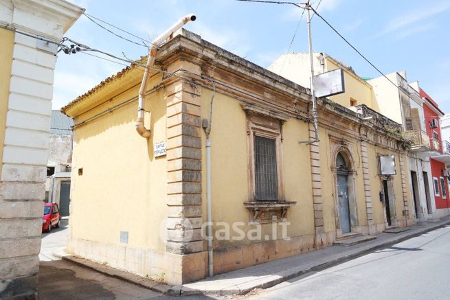 Attivitã /licenza (con o senza mura) in commerciale in Via Dante Alighieri 40