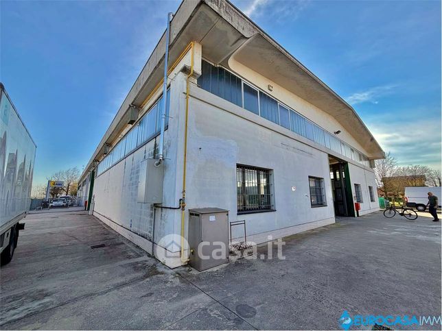 Capannone in commerciale in Via Torino