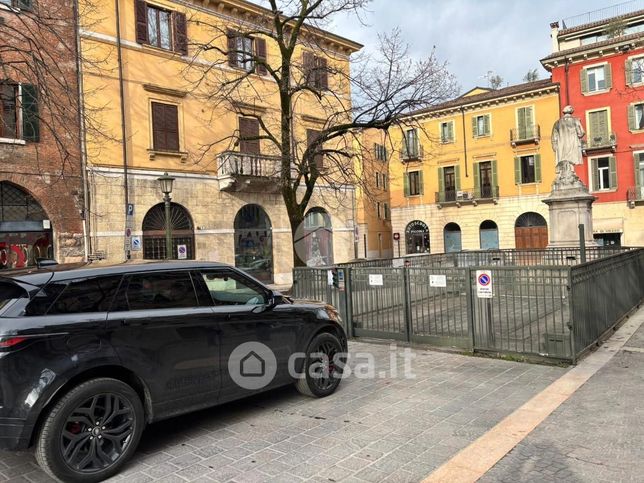 Box/posto auto in residenziale in Piazzetta Santi Apostoli 1