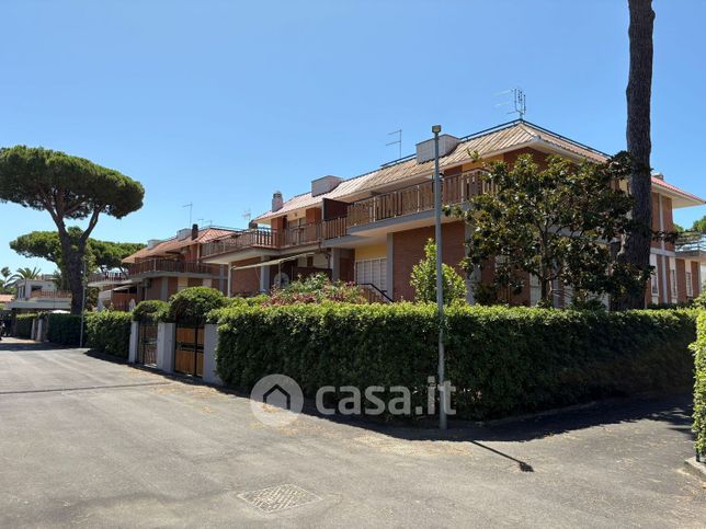 Casa bi/trifamiliare in residenziale in Via Cneo Domizio 18