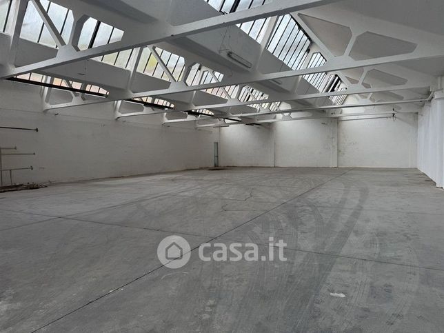 Capannone in commerciale in 