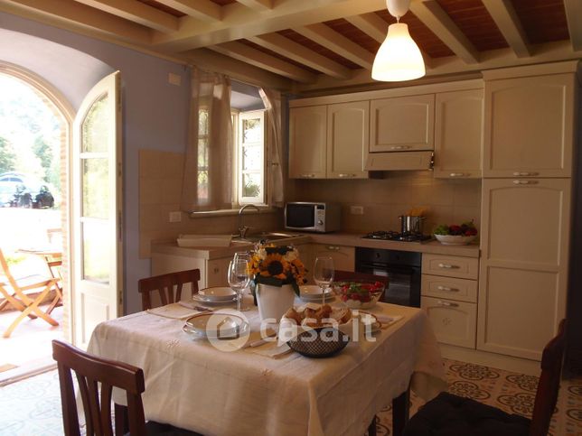 Casa bi/trifamiliare in residenziale in 