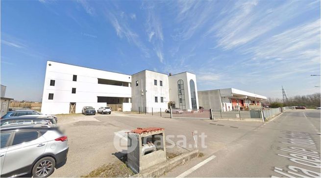 Capannone in commerciale in Via delle Industrie 4
